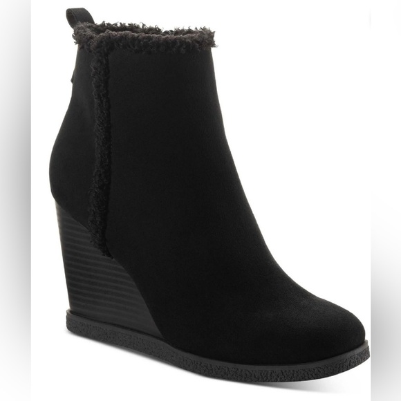 Sun + Stone Shoes - NWT [Sun + Stone] Camillia Faux Suede Ankle Fur Wedge Booties Black Women’s 11